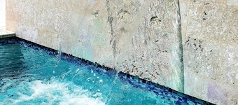 2 Bedrooms, 2 Bathrooms, AC, Wifi, Pool, Gym, No Blackouts, Santiago