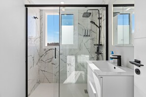 Ducha, secador de pelo, toallas