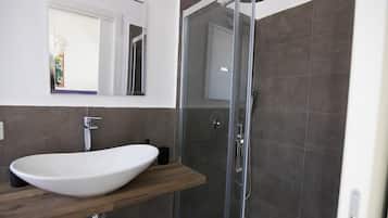Douche, sĂšche-cheveux, bidet, serviettes fournies