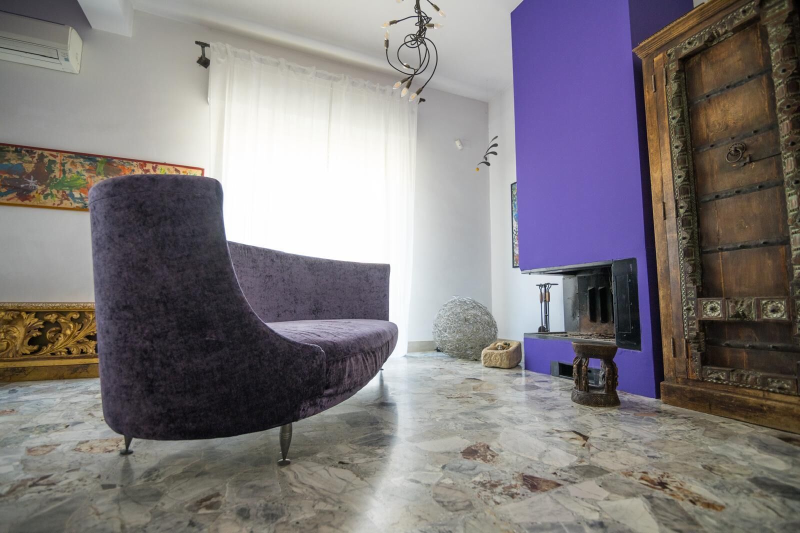 Smart-TV, Kamin, Bücher, Stereoanlage