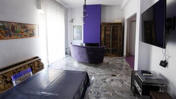 Smart-TV, Kamin, BĂŒcher, Stereoanlage