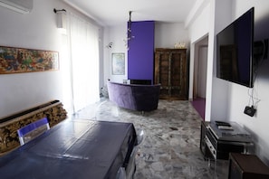 Smart TV, chimenea, libros y estéreo