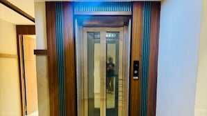 Un ascensor de diseño moderno, con paneles de madera y puertas de vidrio.