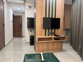 Family Studio | Desk, iron/ironing board, free WiFi, bed sheets