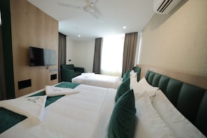 Executive Triple Room | Desk, iron/ironing board, free WiFi