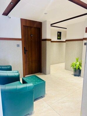 Skrivebord, strykejern/-brett, wi-fi (inkludert) og sengetøy