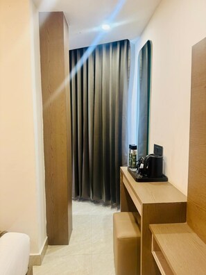 Een bureau, geluiddichte muren, een strijkplank/strijkijzer, gratis wifi