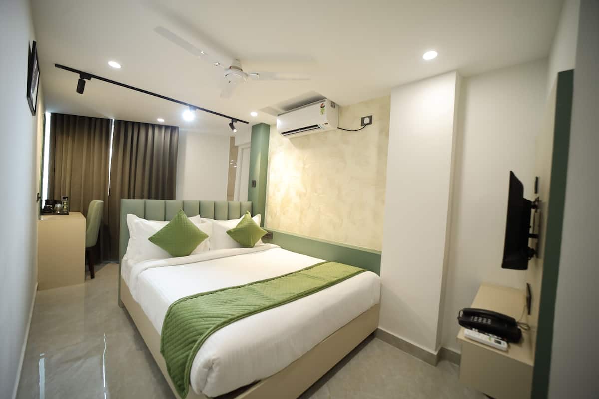 Executive Double Room | Desk, iron/ironing board, free WiFi