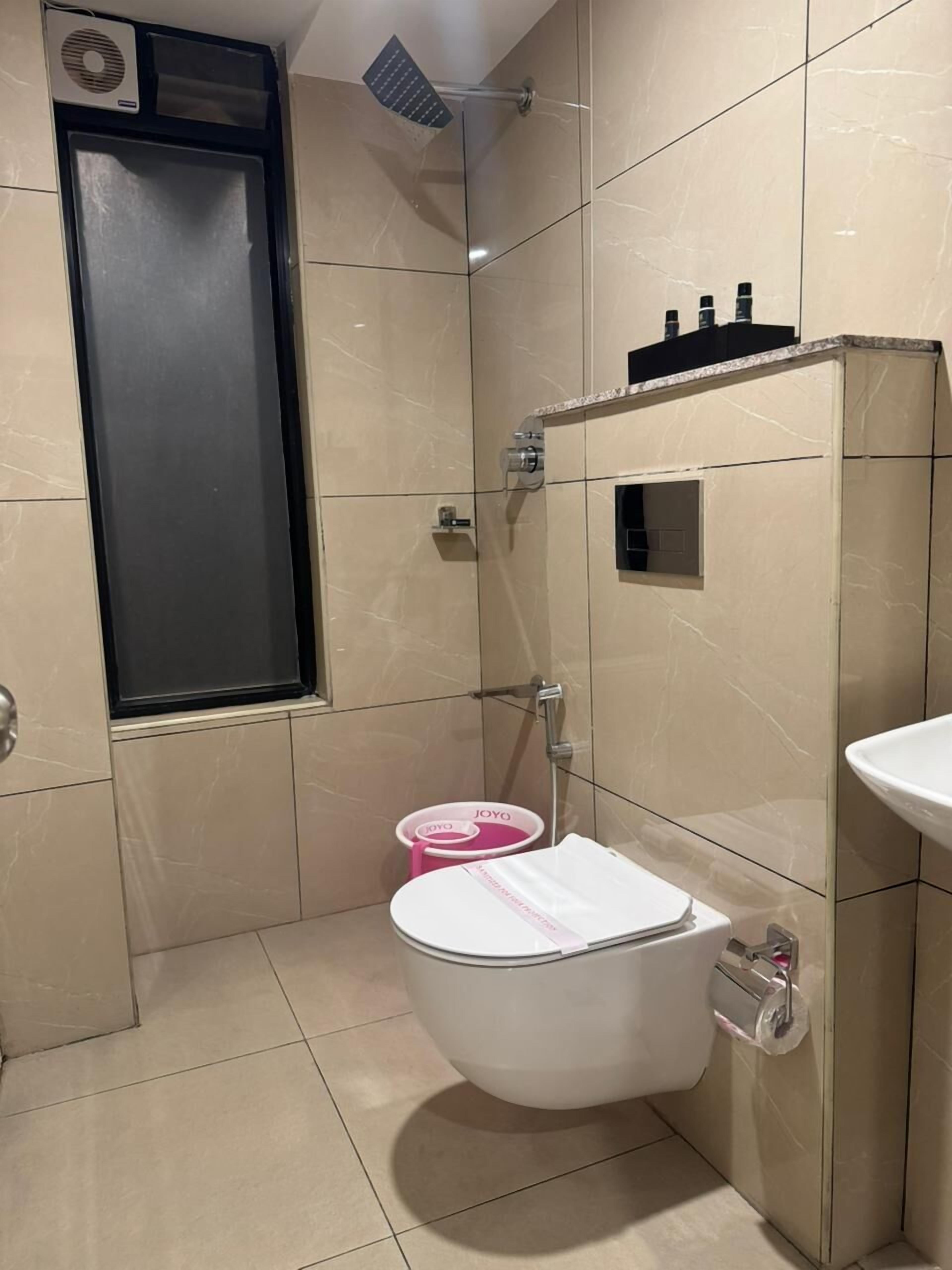 Une salle de bain avec des toilettes, une douche et un lavabo.