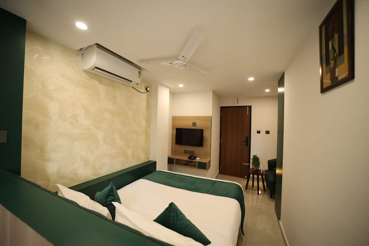 Deluxe Double Room | Desk, iron/ironing board, free WiFi