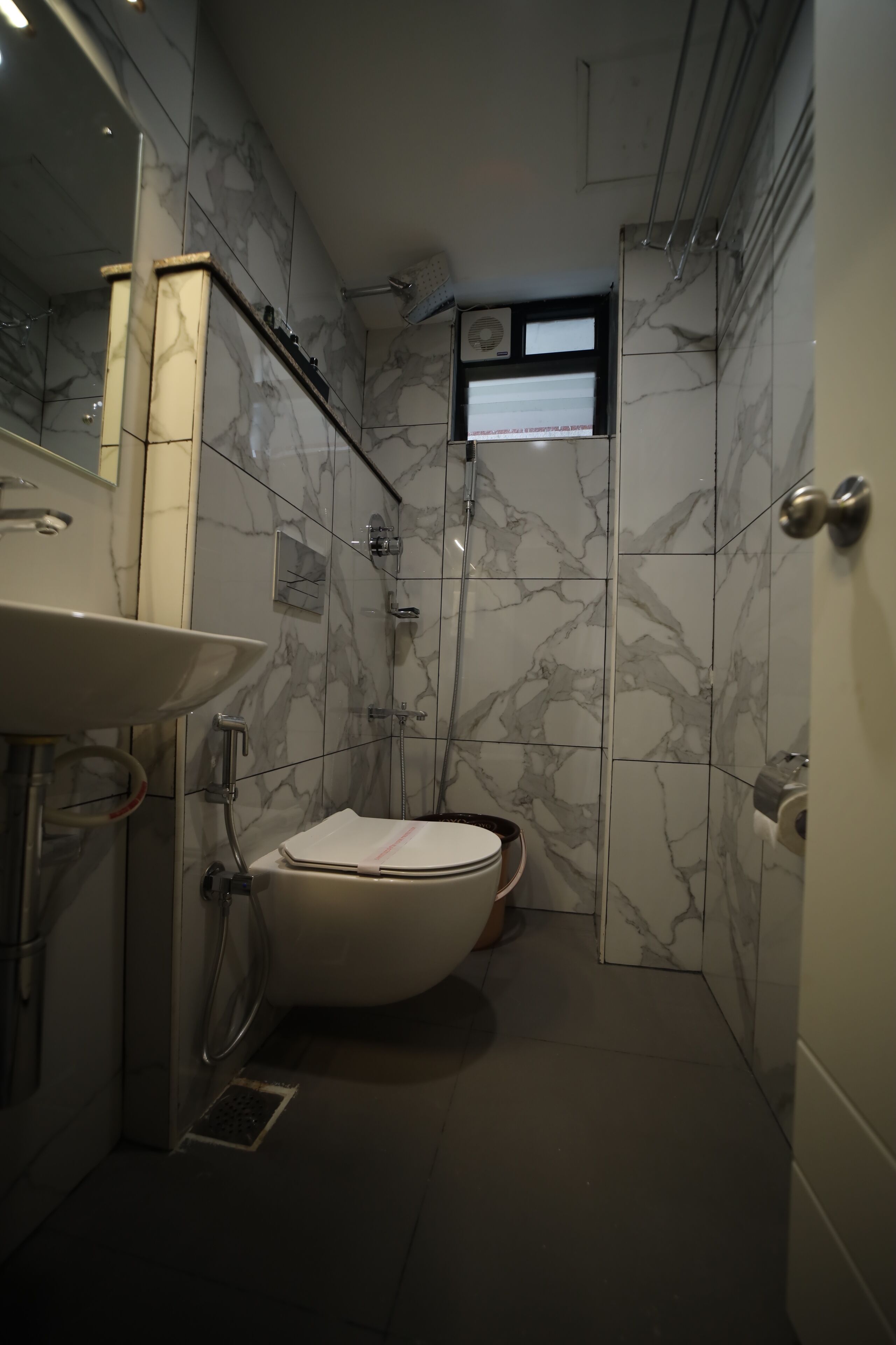 Un bagno piccolo ma funzionale, con servizi igienici, lavandino e doccia.