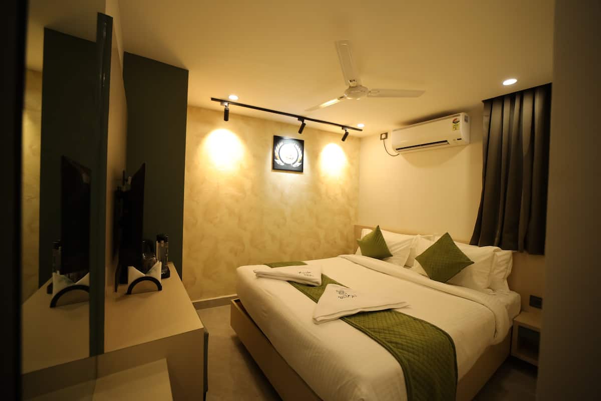 Family Studio | Desk, iron/ironing board, free WiFi
