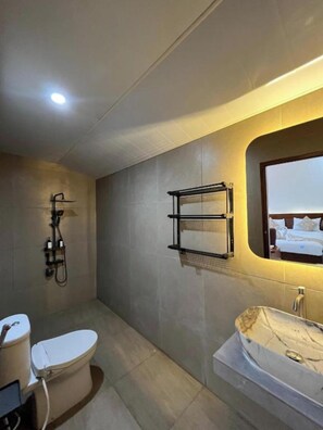 Kamar Standar | Kamar mandi | Perlengkapan mandi gratis, handuk, sabun, dan sampo