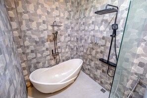 Chambre Deluxe | Salle de bain | Articles de toilette (gratuits), serviettes fournies, savon, shampooing