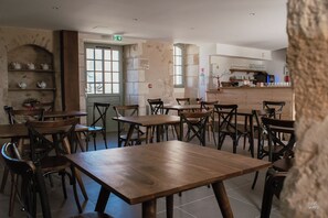 Tägliches Frühstücksbuffet (11 EUR pro Person)