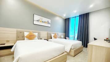 Superior Room | Peti besi dalam bilik, meja, ruang kerja komputer riba, kalis bunyi