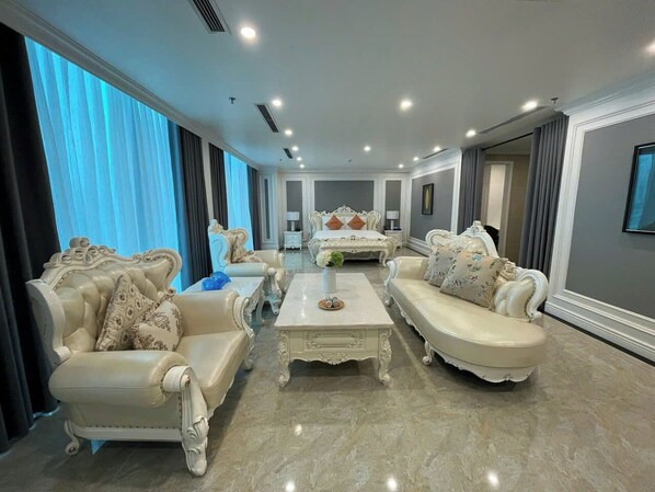 Camera Luxury, vista città | Una cassaforte in camera, una scrivania, postazione laptop