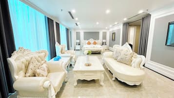 Peti besi dalam bilik, meja, ruang kerja komputer riba, kalis bunyi