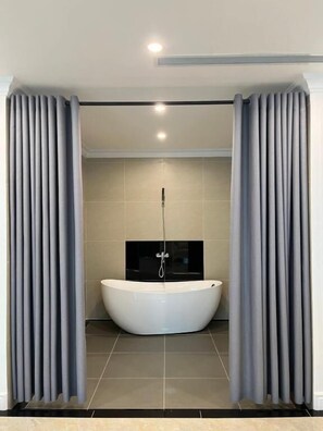 Habitación de lujo, vistas a la ciudad | Baño | Ducha y bañera combinadas, secador de pelo, zapatillas y toallas