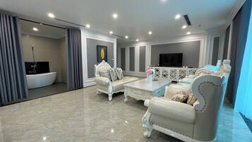 Luxury Room, City View | Living area