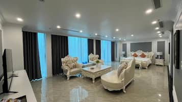 Exclusive Studio Suite, City View | Living area
