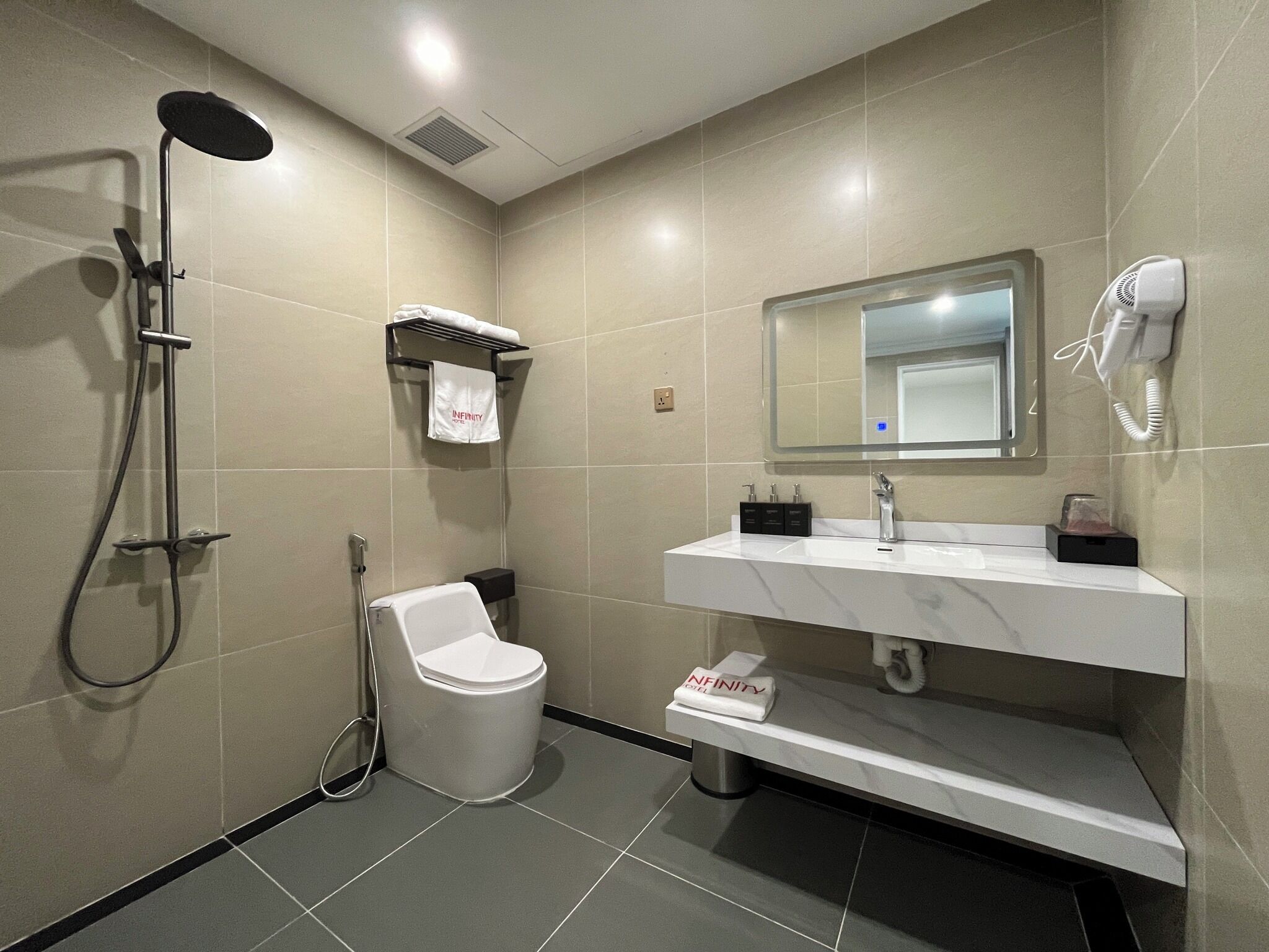 Ensemble douche/baignoire, sèche-cheveux, chaussons, serviettes fournies