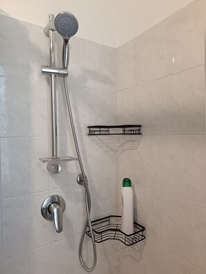 Secadora de cabello, bidet, toallas, jabón 
