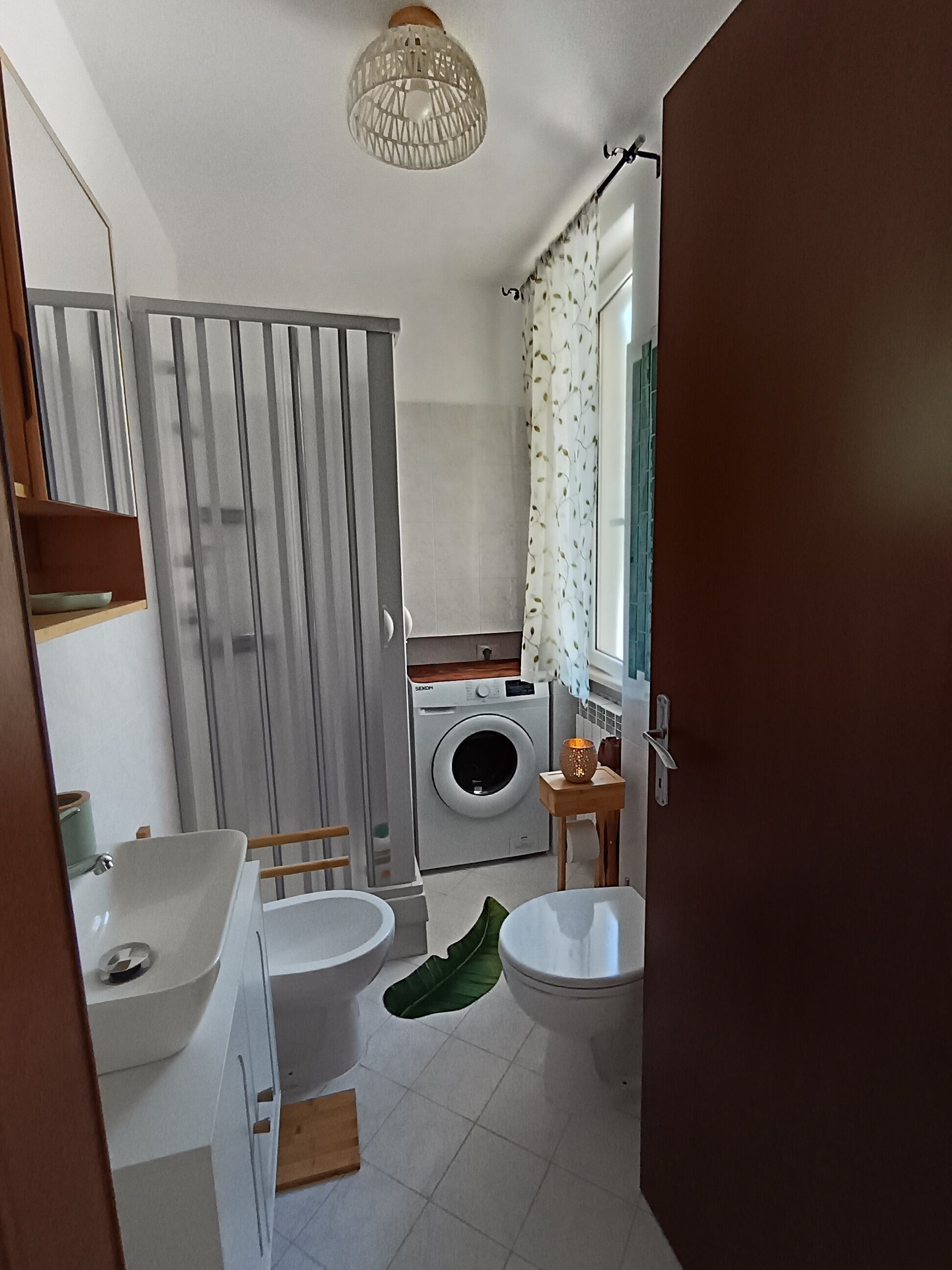 Haartrockner, Bidet, Handtücher, Seife