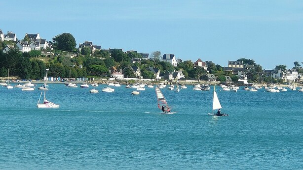 A coastal town with numerous boats on the water and houses in the background. - La maison du Soleil 4* ☀️,completed in 2025,near RN12 with high-speed wifi (Bodilis)