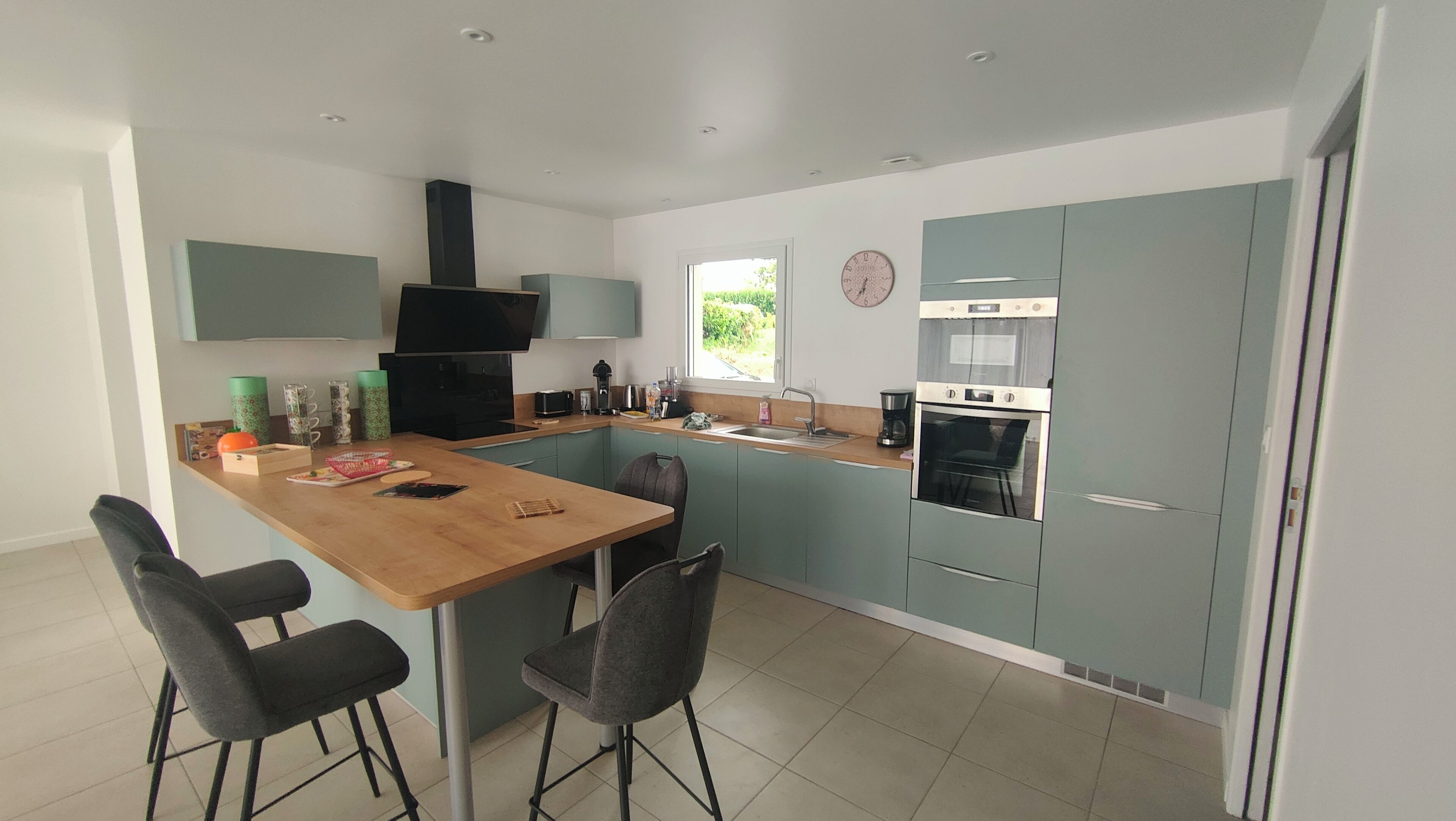 Kylskåp, mikrovågsugn, ugn och spishäll