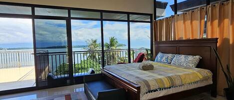 Espacio para trabajar con laptop y camas plegables/adicionales