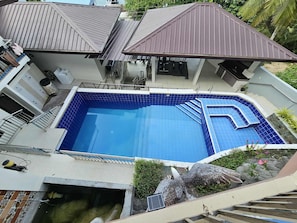 2 piscinas externas, funciona das 7h às 22h, salva-vidas no local