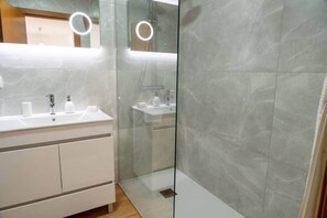 تجهيزات دش، مجففات شعر، مناشف، صابون