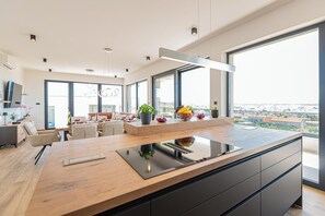 Kylskåp, mikrovågsugn, spishäll och diskmaskin