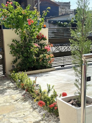 Apartment, 2 Bedrooms, Smoking, Balcony | Garden