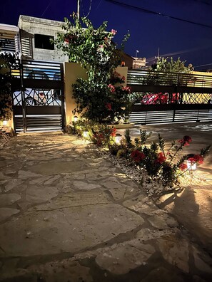 Apartment, 2 Bedrooms, Smoking, Balcony | Garden