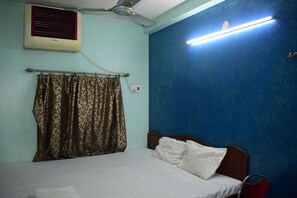 Standard Double Room | Desk, laptop workspace, free WiFi