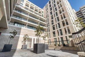 Terrace/patio - Stylish 2BR Apartment with Parking & Views in Jaffa Street (Jerusalem)