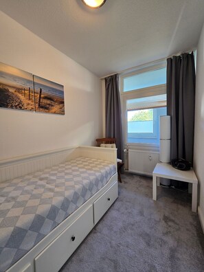 1 chambre, fer et planche à repasser