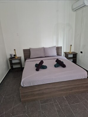 4 chambres, fer et planche à repasser, lit de bébé portatif