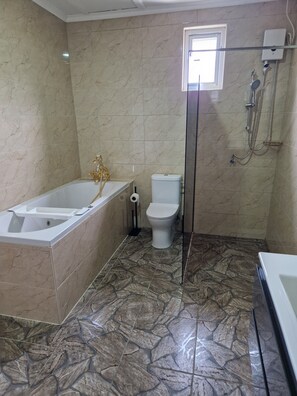 Shower, jetted bath, hair dryer, towels - Fantastic vacation home Casa Andries Momtanja Rey (Willemstad)