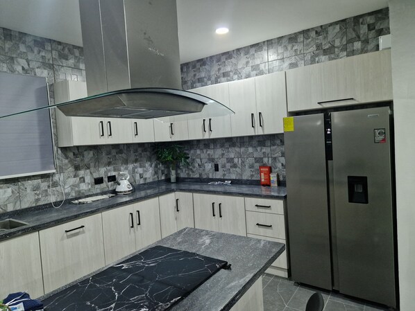 Réfrigérateur, four à micro-ondes, un four, surface de cuisson