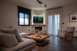 TV, fireplace
