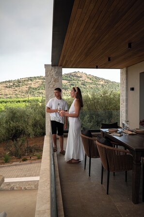 Outdoor dining - Villa Orama-where dreams meet the sea. relax by the private pool. (Μύλοι Αργολίδος)