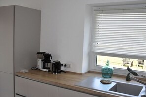 Microwave, stovetop, dishwasher, coffee/tea maker