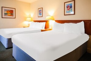 1 chambre, fer et planche à repasser