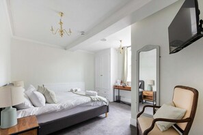 1 habitación y tabla de planchar con plancha