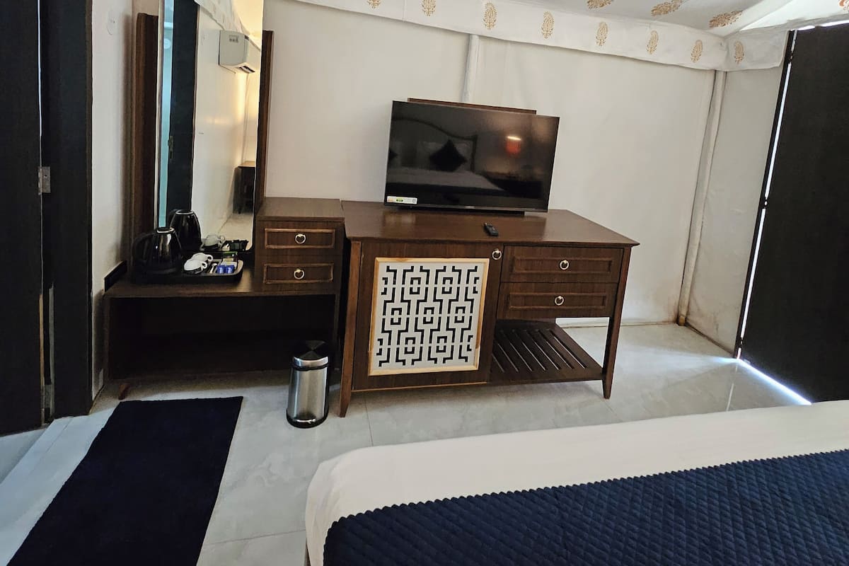 Luxury Tent | Laptop workspace, free WiFi