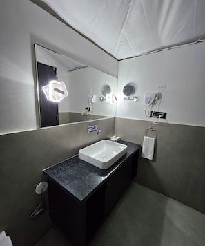 Luxury Tent | Bathroom | Separate tub and shower, rainfall showerhead, free toiletries