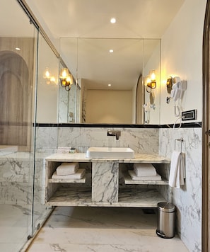 Premium Studio Suite | Bathroom | Separate bathtub and shower, free toiletries, hair dryer, towels
